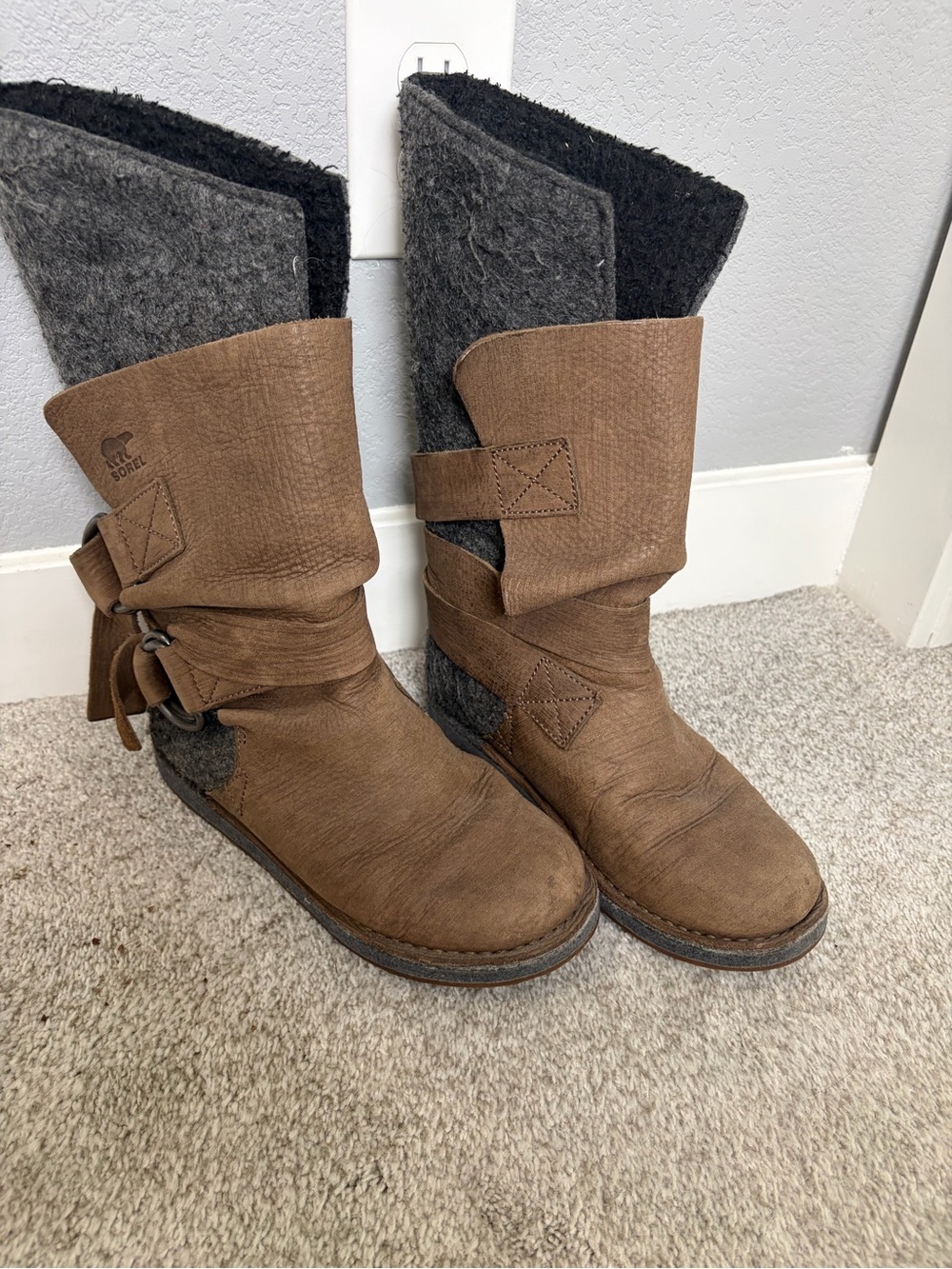 Women's SOREL Chipahko Gray Felted Wool & Brown Leather Buckle Boots Size 7